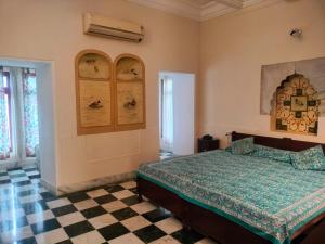 Postel nebo postele na pokoji v ubytování Phool Mahal Palace
