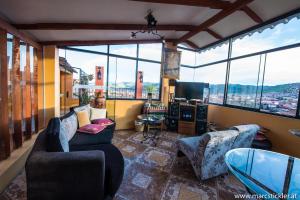 Ruang duduk di Hostal Qolqampata