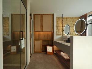 Zhangjiajie Juanjie Luxury Resorts--Provide free one-way airport pick-up service的一间浴室