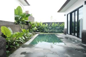una piscina en el patio de una casa en Dtwins Ubud Villa, en Tegalalang
