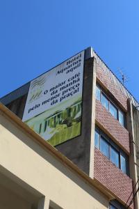 un cartello sul lato di un edificio di Hotel Aquarius a Coronel Fabriciano
