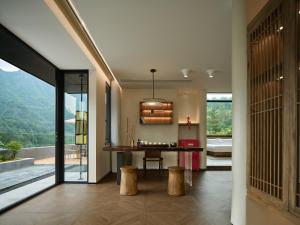张家界Zhangjiajie Juanjie Luxury Resorts--Provide free one-way airport pick-up service的一间设有桌子的客厅,享有美景。