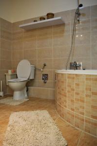 łazienka z toaletą i wanną w obiekcie Family Residence w Egerze