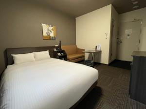 Un ou plusieurs lits dans un hébergement de l'établissement Hotel Route-Inn Miyako