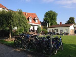 un grupo de bicicletas estacionadas en el césped frente a una casa en Hotel Prinz Albrecht en Neuzelle