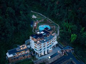 张家界Zhangjiajie Juanjie Luxury Resorts--Provide free one-way airport pick-up service的带游泳池的建筑的俯视图