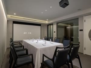 张家界Zhangjiajie Juanjie Luxury Resorts--Provide free one-way airport pick-up service的一间有白色桌子和椅子的会议室 更多37张照片