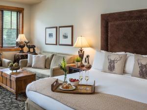 Ένα ή περισσότερα κρεβάτια σε δωμάτιο στο The Hotel Telluride