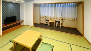 TV a/nebo společenská místnost v ubytování Ooedo Onsen Monogatari Premium Toba Saichoraku