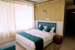 Postel nebo postele na pokoji v ubytování Ditya Destiny's JK River View Resort