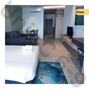 TV a/nebo společenská místnost v ubytování Take 3 Roxy Sematan Beach Apartment " Enjoy - Rest - Relax "