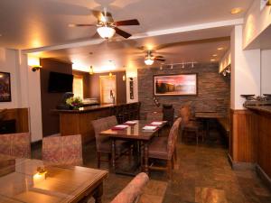 um restaurante com mesa e cadeiras e um bar em The Hotel Telluride em Telluride