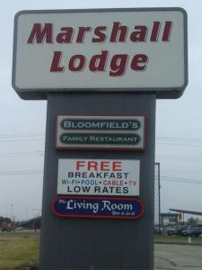 um sinal para uma cabana Marriott com sinais nela em Marshall Lodge em Marshall