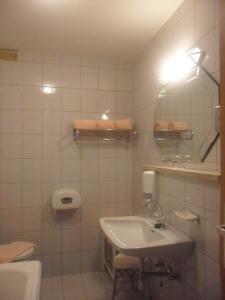 A bathroom at Hotel Austria