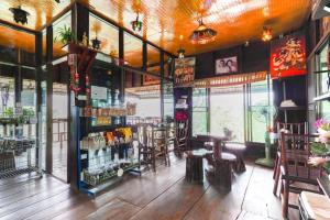 Un restaurante con mesas y sillas en una habitación. en Phufatara Resort, en Ban Huai Chomphu