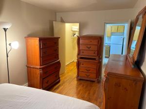 Postel nebo postele na pokoji v ubytování One Bedroom by Month Next to Bronx Zoo