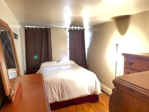 Postel nebo postele na pokoji v ubytování One Bedroom by Month Next to Bronx Zoo