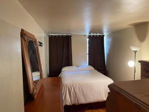 Postel nebo postele na pokoji v ubytování One Bedroom by Month Next to Bronx Zoo
