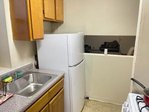 Kuchyň nebo kuchyňský kout v ubytování One Bedroom by Month Next to Bronx Zoo
