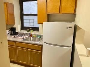Kuchyň nebo kuchyňský kout v ubytování One Bedroom by Month Next to Bronx Zoo