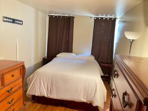 Postel nebo postele na pokoji v ubytování One Bedroom by Month Next to Bronx Zoo