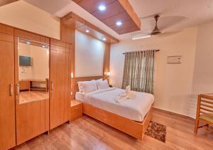 Postel nebo postele na pokoji v ubytování Ushasree Wayanad Heritage Premium Pool Resort by VOYE HOMES