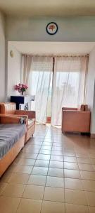 1 dormitorio con 2 camas, mesa y ventana en LaCasitaBlanca, en Las Toninas