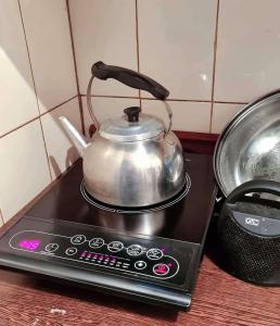 Una tetera colocada encima de una estufa en LaCasitaBlanca, en Las Toninas