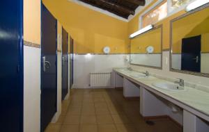 Koupelna v ubytování Complejo Turístico & Camping Cabopino