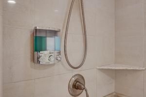 Luxury Studio MGM Signature, Great Location, Lazy River, No Resort Fees的一间浴室