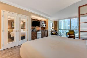Luxury Studio MGM Signature, Great Location, Lazy River, No Resort Fees的厨房或小厨房