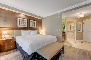 拉斯维加斯Luxury Studio MGM Signature, Great Location, Lazy River, No Resort Fees的一间大卧室,配有一张大床和一个走廊 更多28张照片