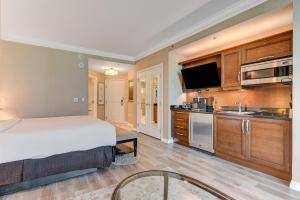 Luxury Studio MGM Signature, Great Location, Lazy River, No Resort Fees的厨房或小厨房
