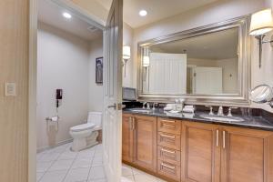 Luxury Studio MGM Signature, Great Location, Lazy River, No Resort Fees的一间浴室