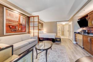 Luxury Studio MGM Signature, Great Location, Lazy River, No Resort Fees的厨房或小厨房