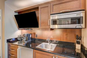 Luxury Studio MGM Signature, Great Location, Lazy River, No Resort Fees的厨房或小厨房