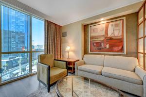 Luxury Studio MGM Signature, Great Location, Lazy River, No Resort Fees的休息区