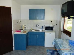 Kuchyň nebo kuchyňský kout v ubytování Fábián Apartman-ház