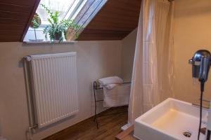 łazienka z umywalką i oknem w obiekcie Domizil im Weserbergland w mieście Dölme