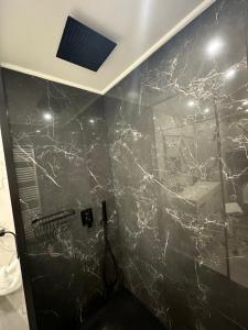 a bathroom with a black and white marble wall at Studio 36mt2 a 5 min a pied boulevard de Belgique MC in Beausoleil +19 photos