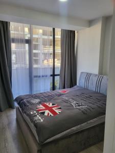 トビリシにあるBrand-New, 2 Bedroom Apt with balcony - Never Lived inの窓のある部屋のベッド