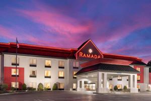 ハリスバーグにあるRamada by Wyndham Harrisburg/Hershey Areaのランバラのホテル