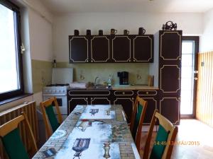 Kuchyň nebo kuchyňský kout v ubytování Fábián Apartman-ház