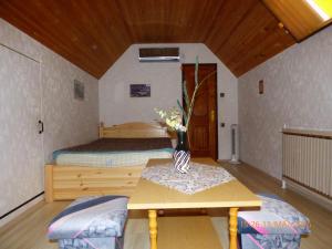 Postel nebo postele na pokoji v ubytování Fábián Apartman-ház
