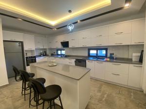 Η κουζίνα ή μικρή κουζίνα στο Isık villa