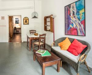 ein Wohnzimmer mit einem Sofa und einem Tisch in der Unterkunft Appartamento Monte Nero 56 in Mailand