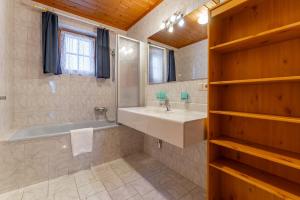 Koupelna v ubytování Apartment Sonnberg + 37 fotografií