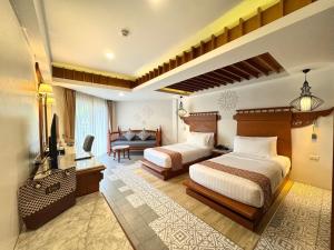 Кровать или кровати в номере Aonang Princeville Villa Resort & Spa - GHA WellHotel-Halal Certified, Krabi, Thailand