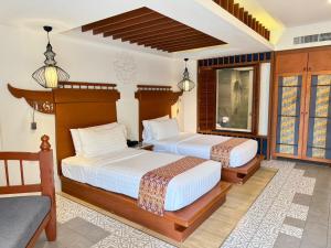 Кровать или кровати в номере Aonang Princeville Villa Resort & Spa - GHA WellHotel-Halal Certified, Krabi, Thailand