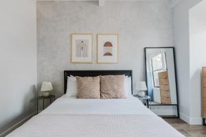 サンフランシスコにあるBlueground Palo Alto AC wd nr Stanford SFO-1769のベッドルーム(大きな白いベッド、鏡2つ付)